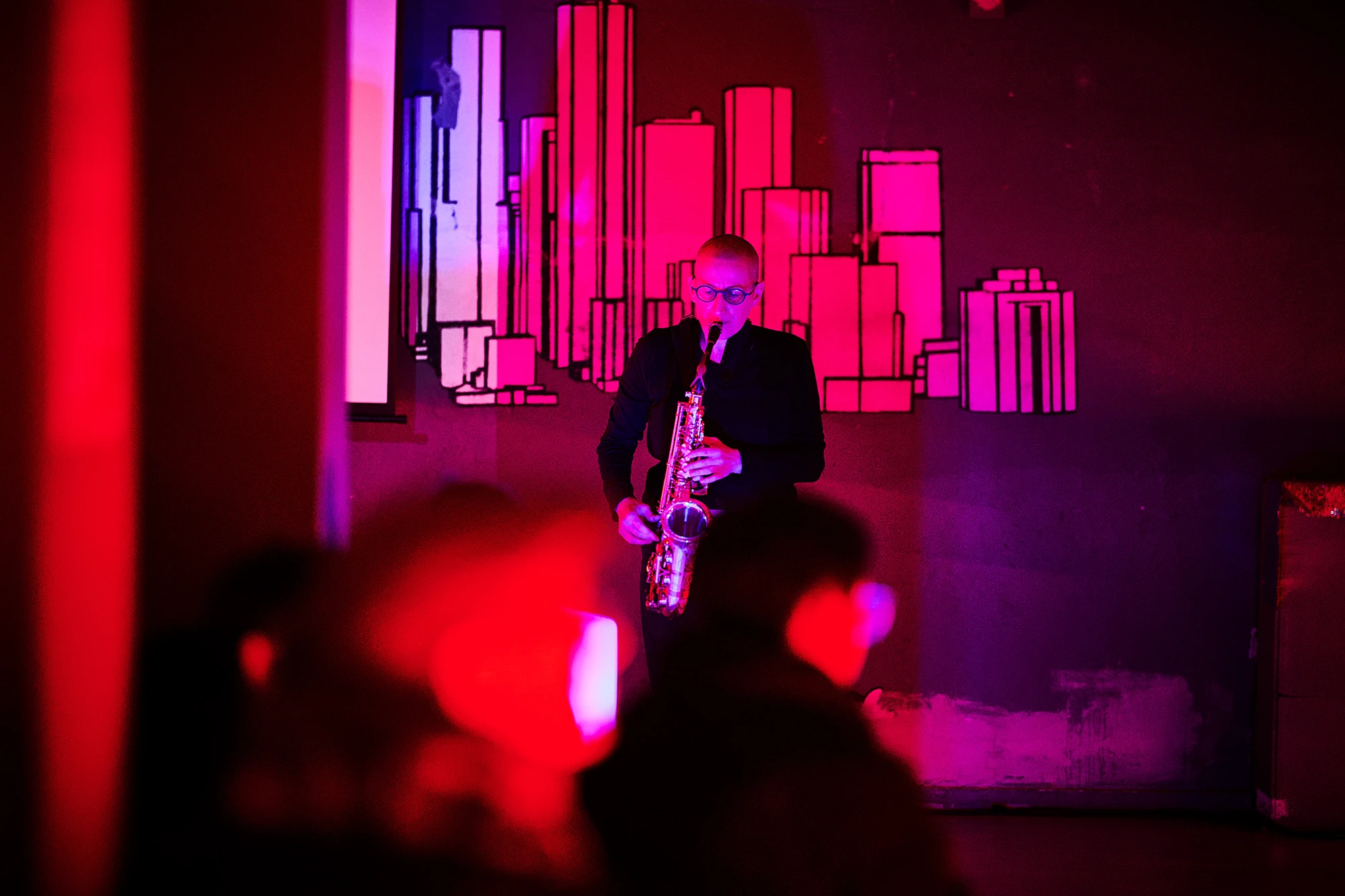 Nikola Lutz in Brandspuren, Foto: Frank Post