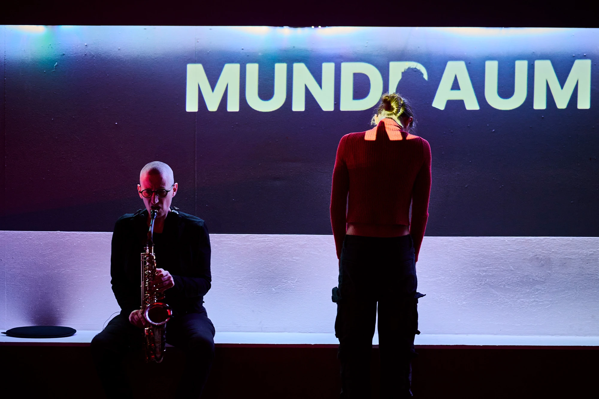 Saskia Hamala, Nikola Lutz in Brandspuren, Foto: Frank Post