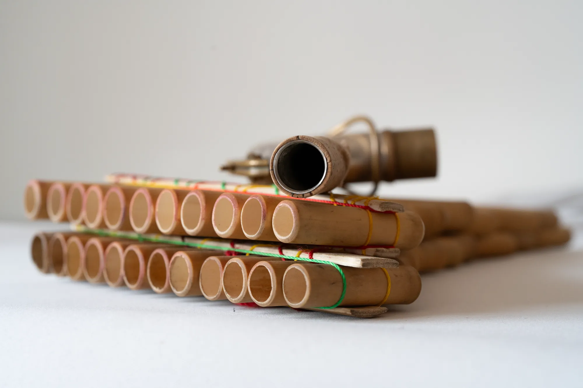 Projektfoto zek zeigt traditionelle bolivianische Instrumente und einen Saxofonbogen